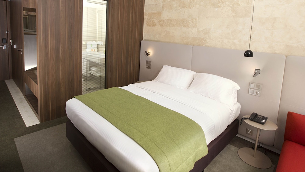 Standard Room, 1 Queen Bed (High Floor) photo 1