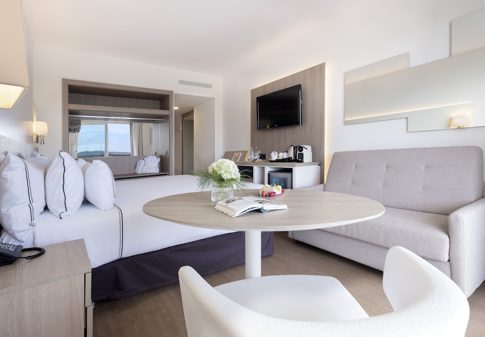 Premium Room, Sea View (2 Adults + 1 Child) - Photo 9