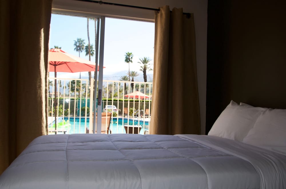 Deluxe Room, 1 King Bed, Poolside photo 1