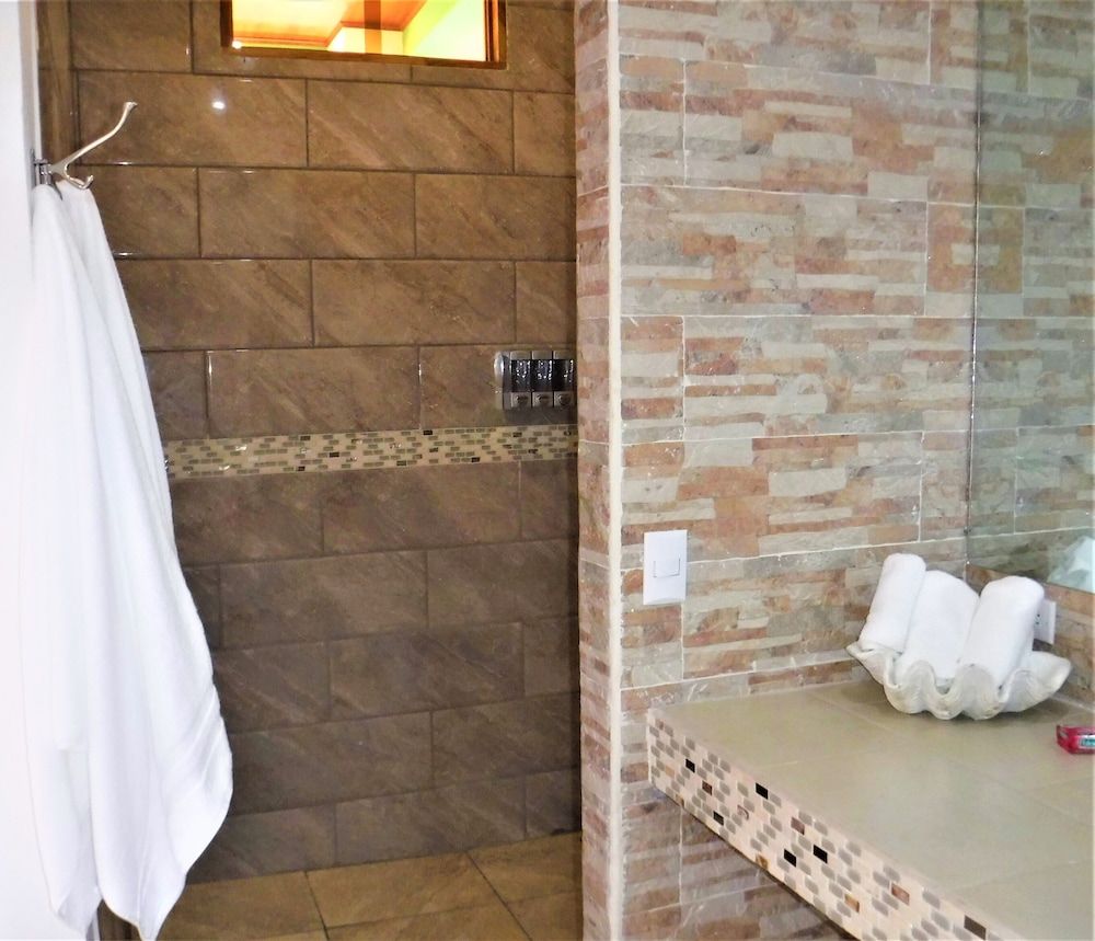 Deluxe Suite, 2 Bedrooms, Poolside photo 3
