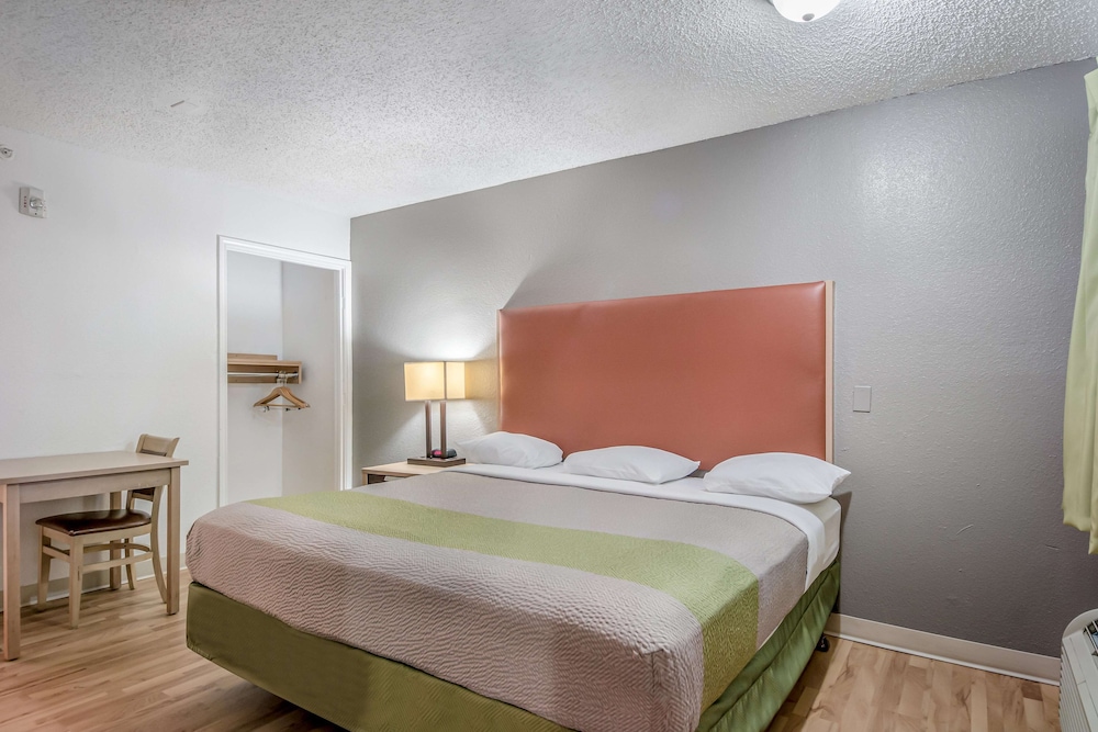 Standard Room, 1 King Bed, Non Smoking, Refrigerator & Microwave - Photo 4
