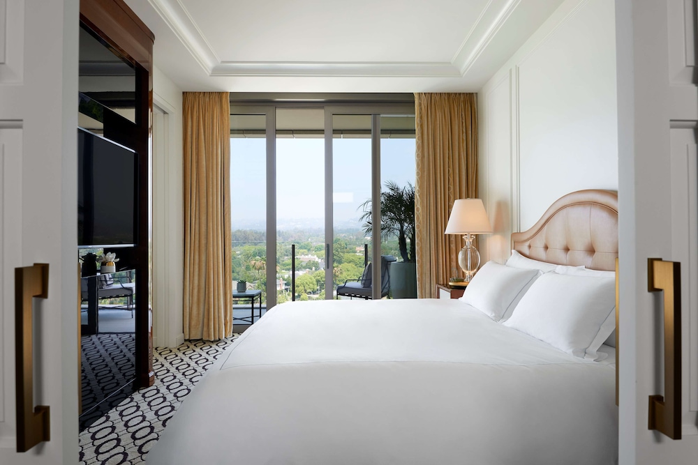 Suite, 1 King Bed, Accessible (Hearing, Hollywood)