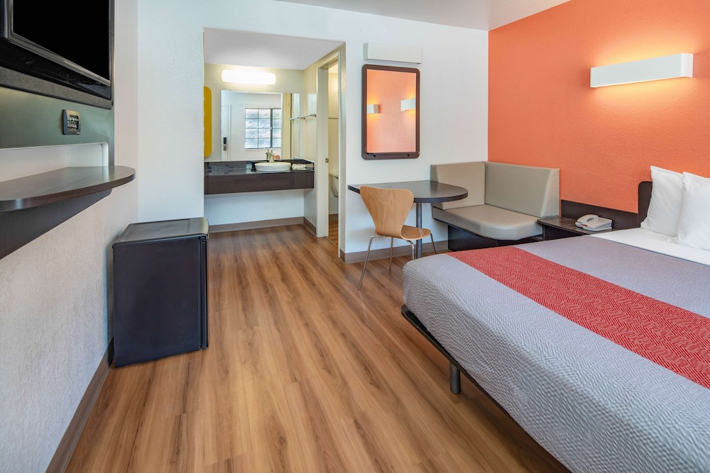 Standard Room, 1 Queen Bed, Non Smoking, Refrigerator photo 3