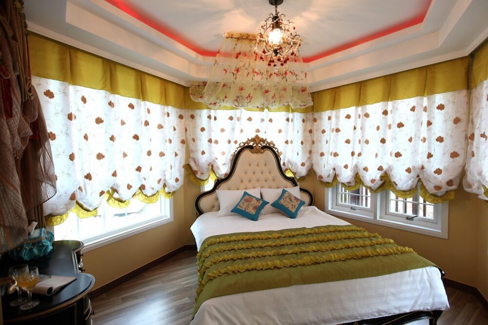 Room (Lupinus)