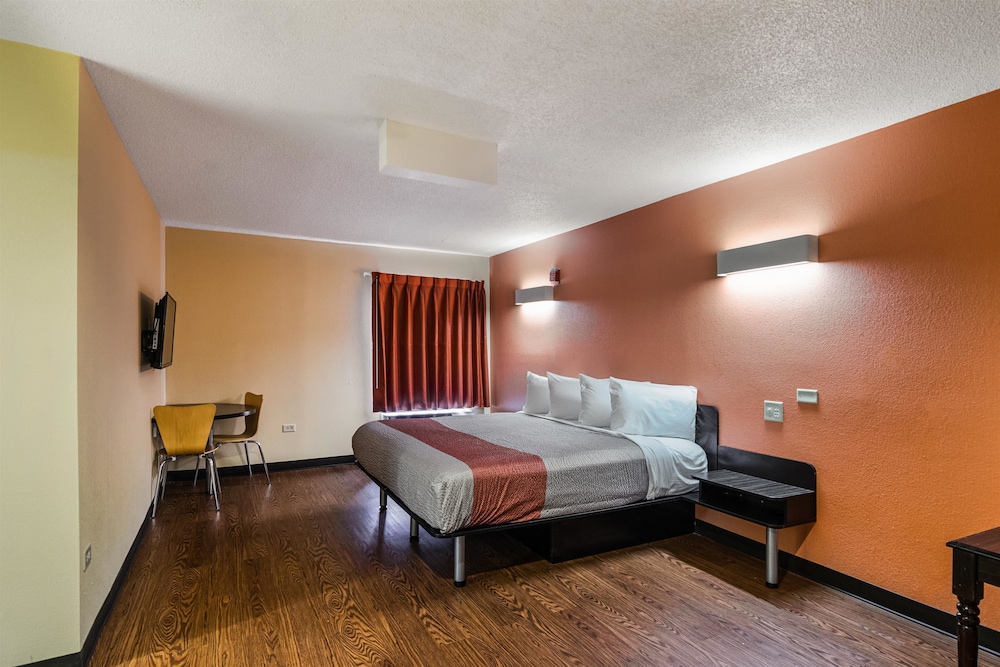 Business Room, 1 King Bed, Non Smoking, Refrigerator - Photo 4