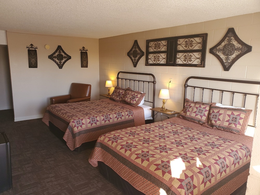 Economy Double Room, 2 Queen Beds, Non Smoking photo 1