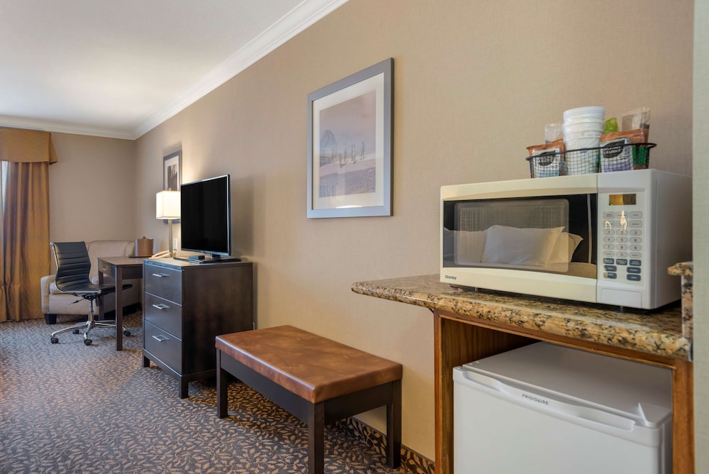 Suite, 2 Queen Beds, Non Smoking, Refrigerator & Microwave (with Sofabed) photo 1