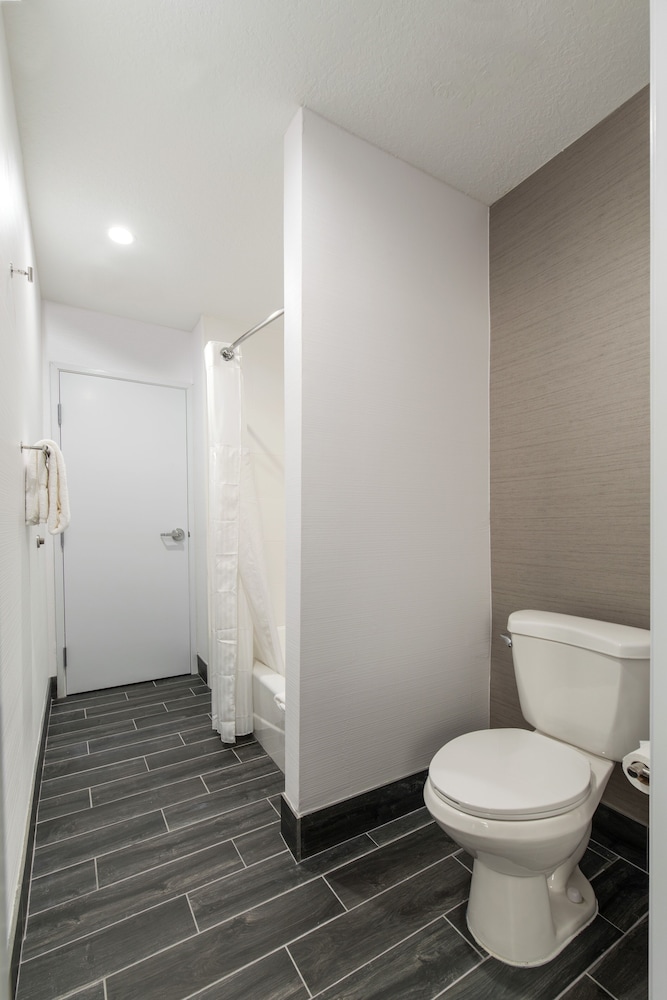Suite, Accessible - Photo 7