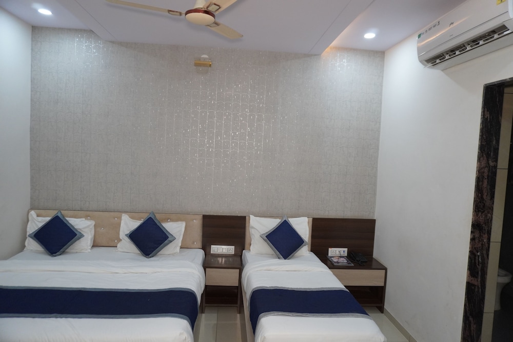 Luxury Triple Room, City View
