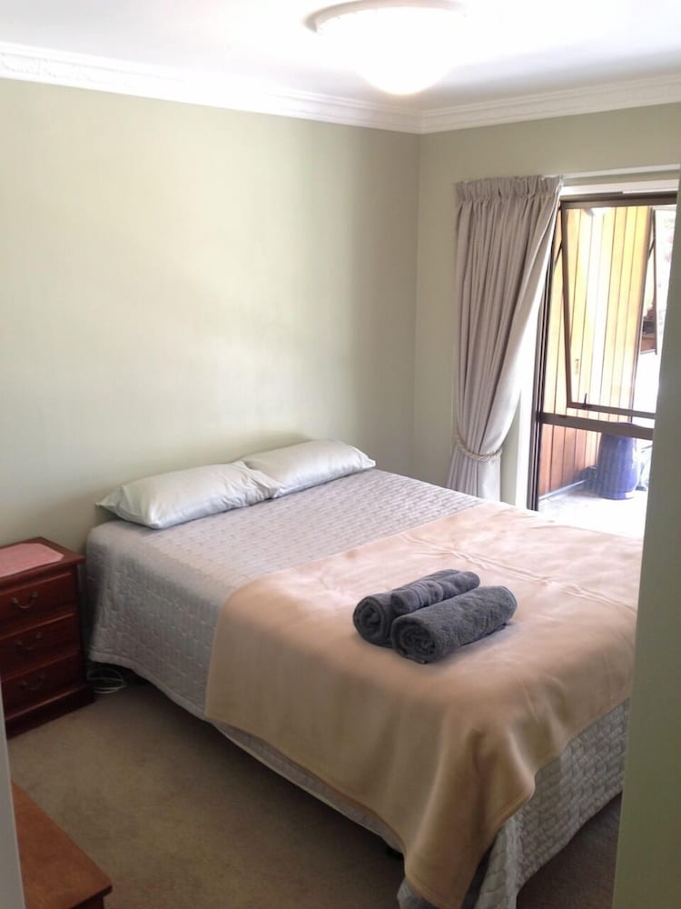 Standard Room, 1 Queen Bed, Shared Bathroom photo 3
