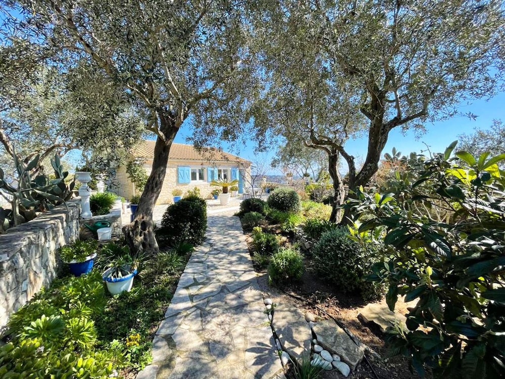 Villa photo 3