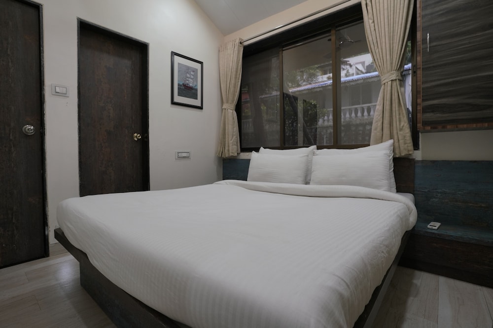 4 BHK Bungalow with Private Pool photo 3