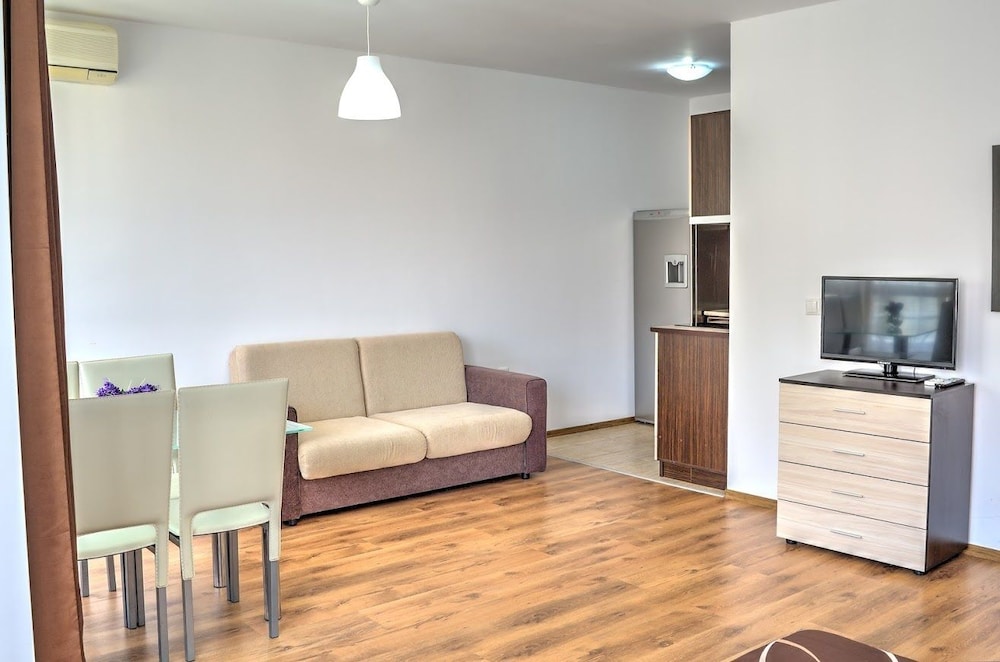 Family Studio, 1 Queen Bed with Sofa bed, Non Smoking, Pool View photo 1