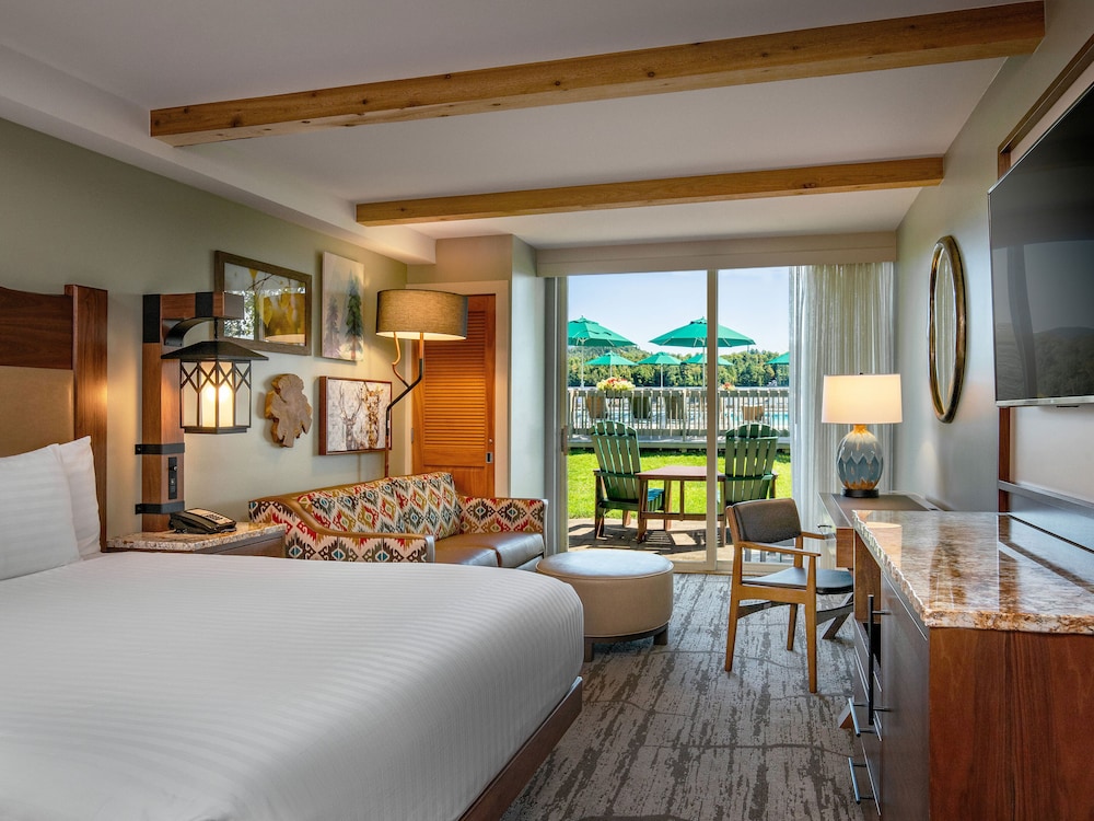 Deluxe Room, 1 King Bed (King Waterfront Collection Poolside) - Photo 1