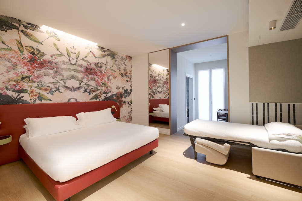 Family Suite, 1 King Bed, Kitchenette, Courtyard Area