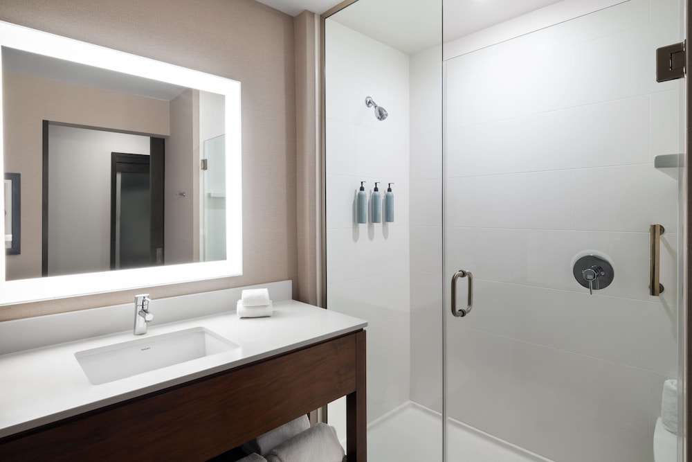 Standard Room, 1 King Bed (Hearing Accessible) - Photo 6