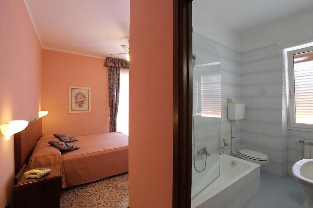 Standard Double or Twin Room photo 2