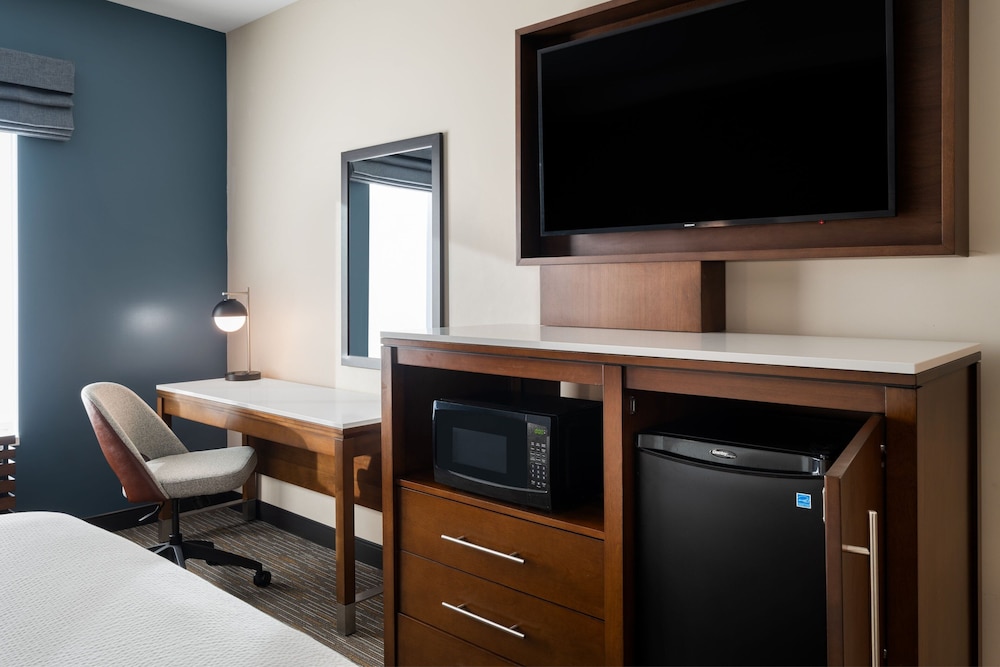 Standard Room, 1 King Bed (Hearing Accessible) - Photo 5