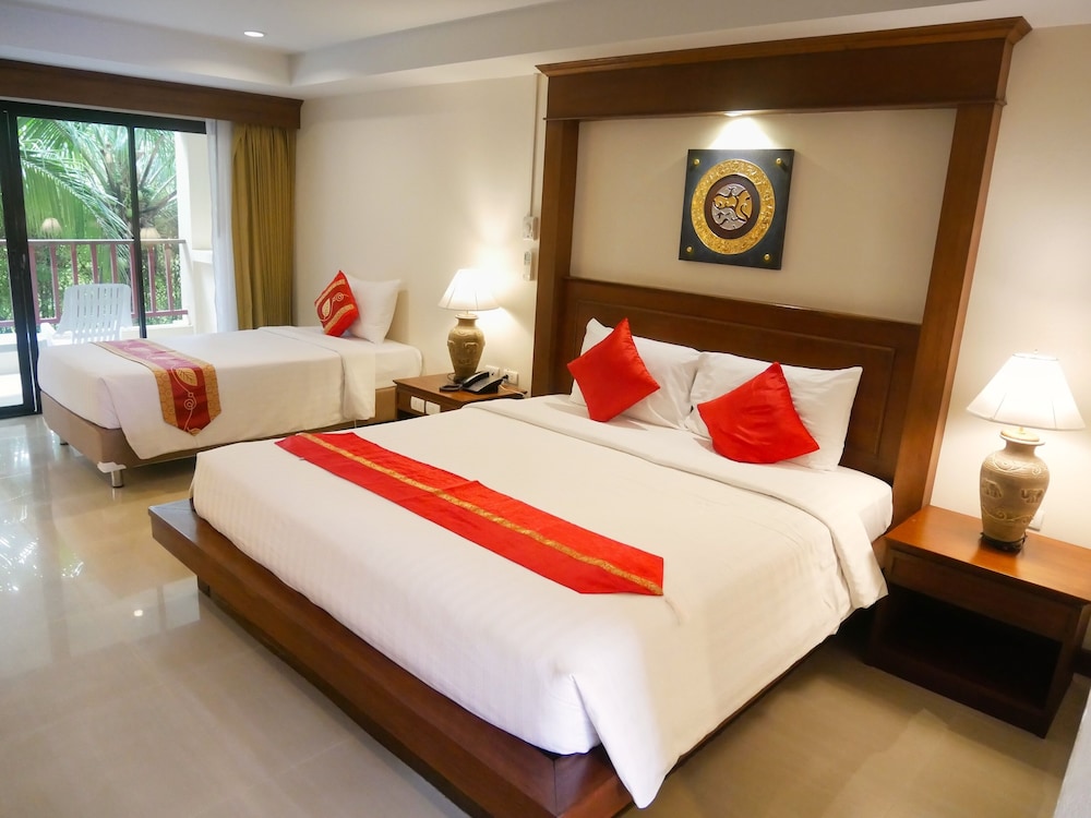 Triple Beds, Poolside - Photo 7
