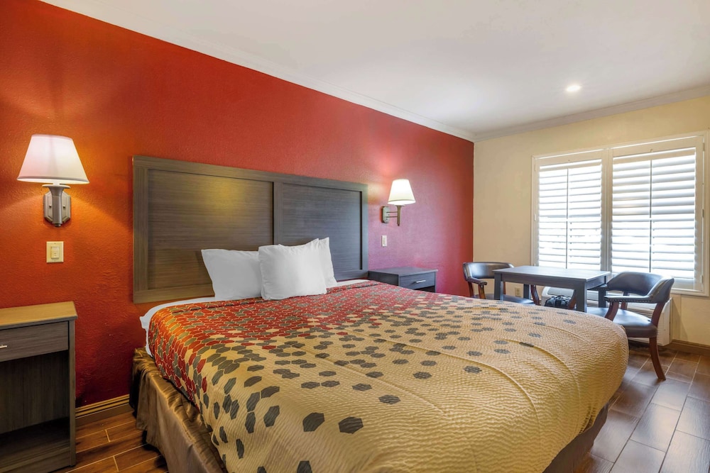 Standard Room, 1 King Bed, Smoking - Photo 4
