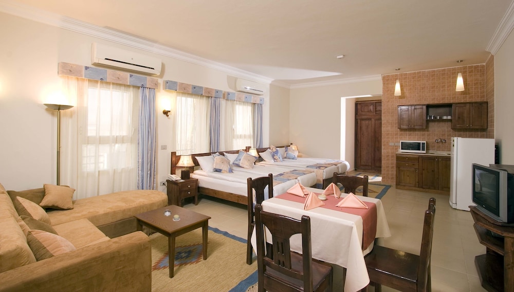 Comfort Quadruple Room, 1 Bedroom, Pool View photo 2