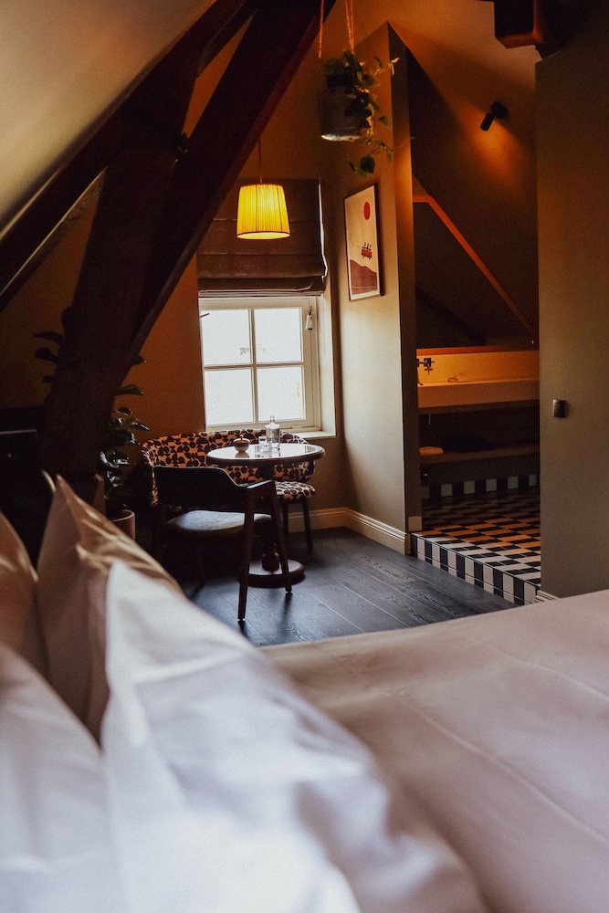 Deluxe Room, 1 King Bed, Private Bathroom