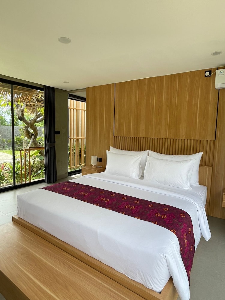Deluxe Room, 1 King Bed, Garden View photo 2
