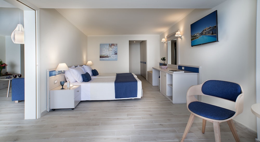 Suite (Sea Front - Sharing Pool) - Photo 1