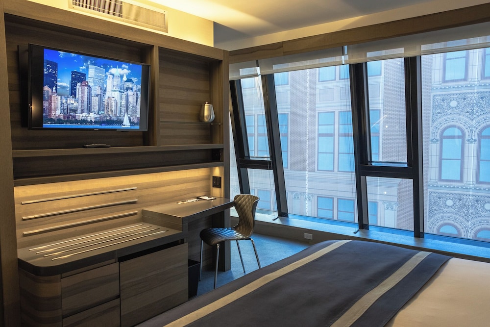 Superior Suite, 1 King Bed thumbnail 5