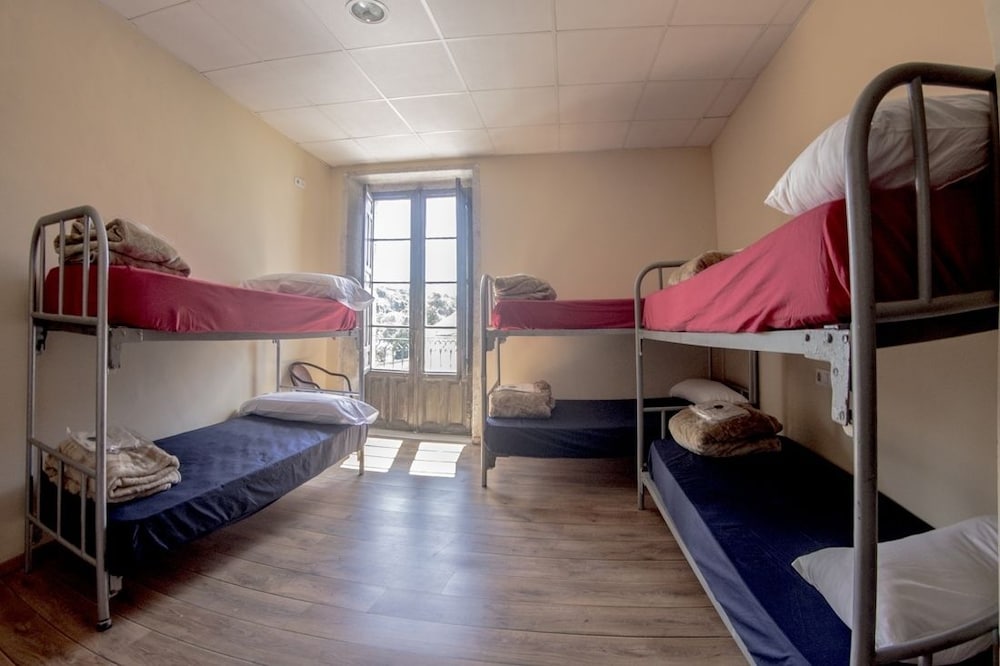Dormitorio compartido, Dormitorio mixto (1 cama en un dormitorio de 10 camas)