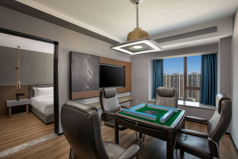 Executive Room, 1 King Bed, Smoking (Mahjong)
