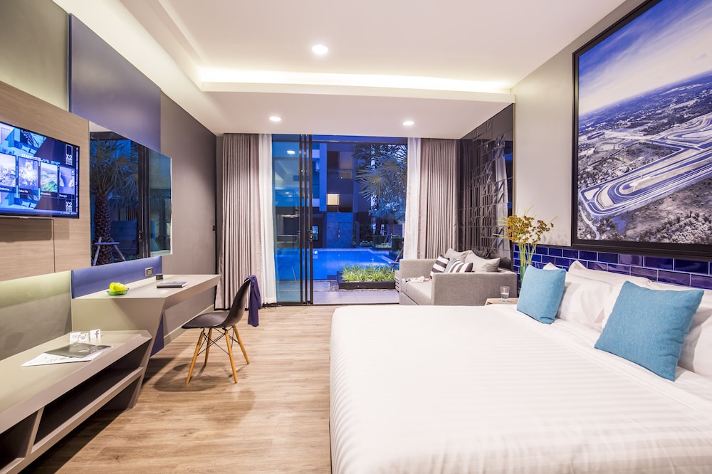 Deluxe Room, Pool Access photo 2