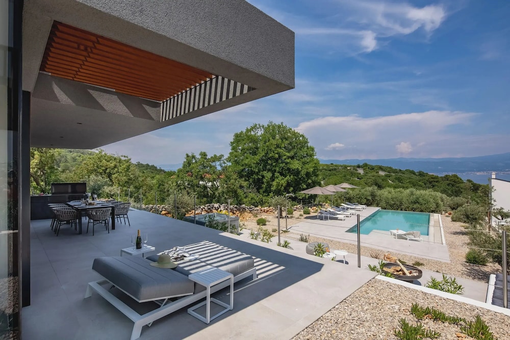Villa photo 1