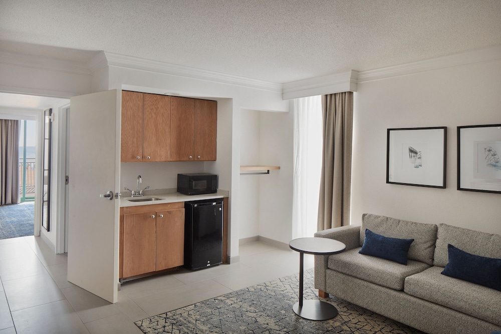 Suite, 1 Bedroom, Balcony, Pool View - Photo 10