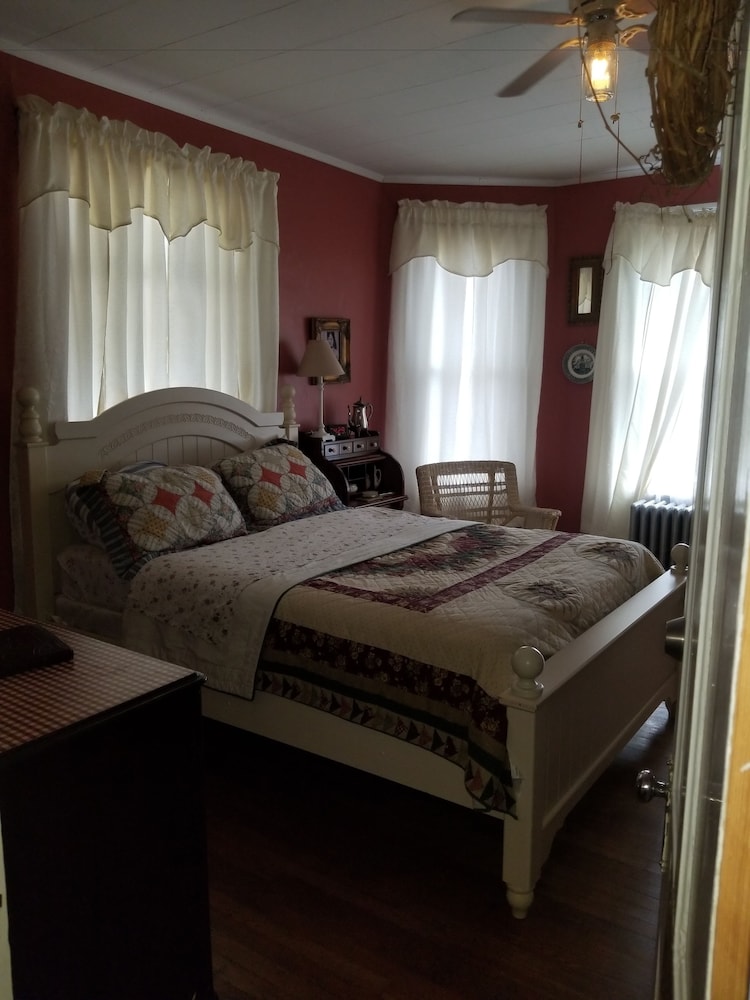 Exclusive Suite, 1 Queen Bed, Private Bathroom, Mountainside