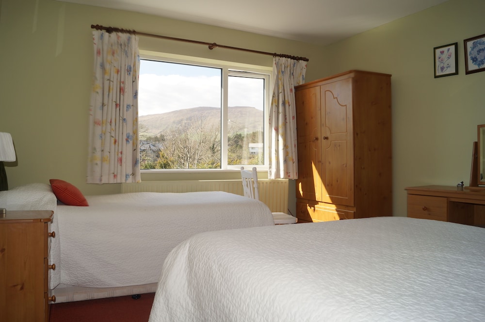Double or Twin Room, Ensuite, Hill View photo 3