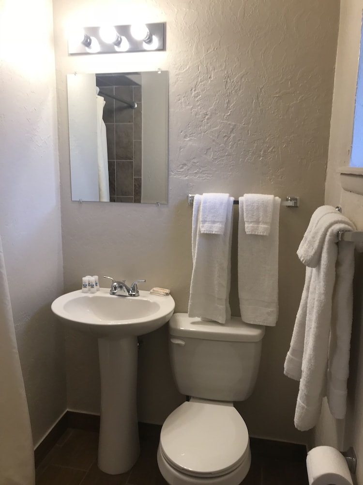 Basic Single Room, 1 Queen Bed, Non Smoking photo 3