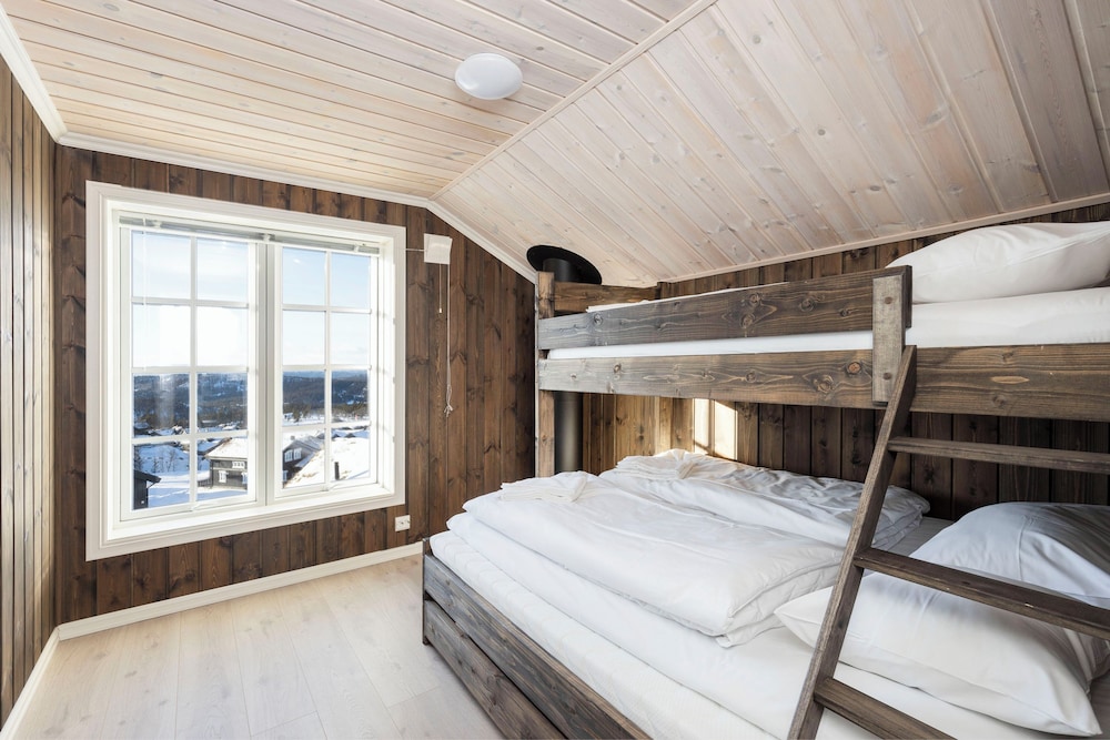Cabin, 4 Bedrooms, Pets Not Allowed, Mountain View photo 3