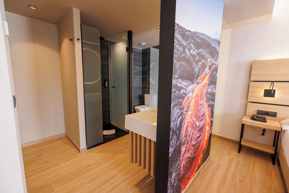 Superior Triple Room, Pool View (2 adults and 1 child)