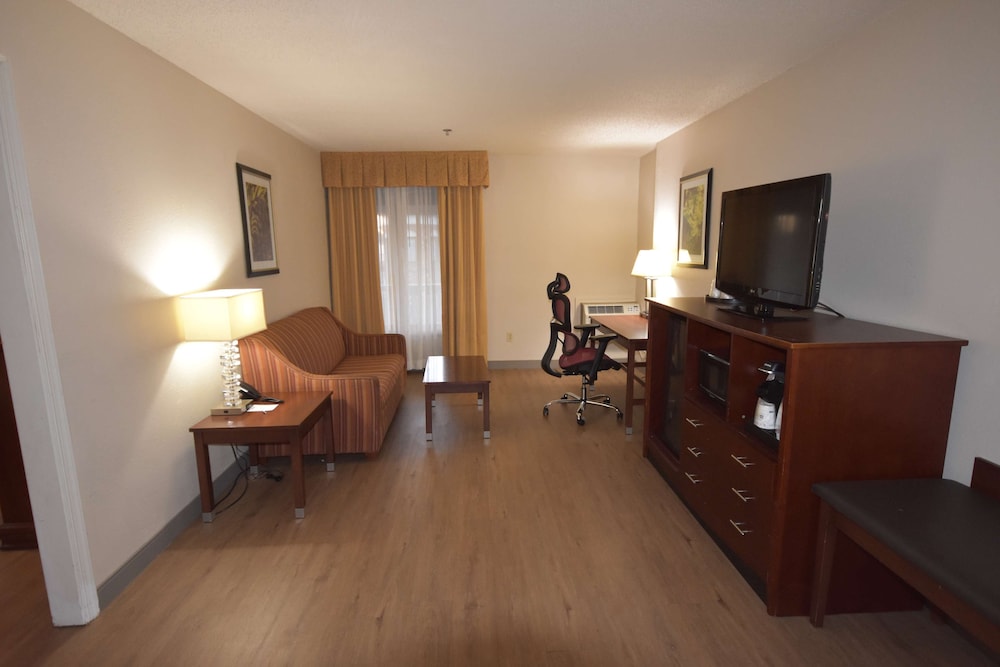 Suite, 2 Queen Beds, Non Smoking, Refrigerator & Microwave (with Sofabed) - Photo 4
