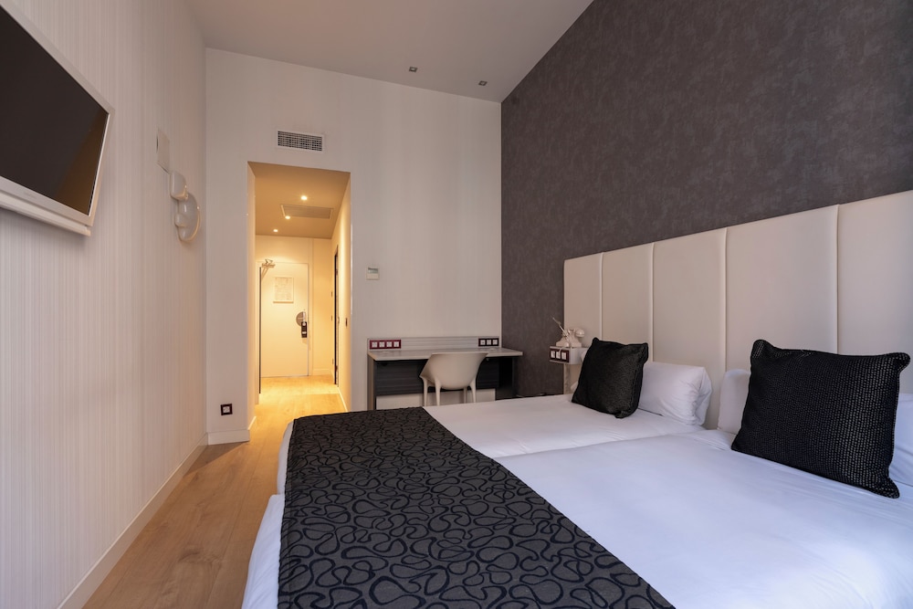Standard Double Room - Photo 8