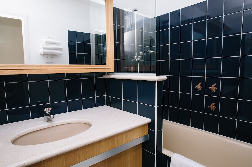 Superior Twin Room Bathtub