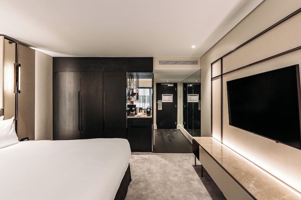 Classic Room, 1 King Bed (Low Floor) - Photo 6