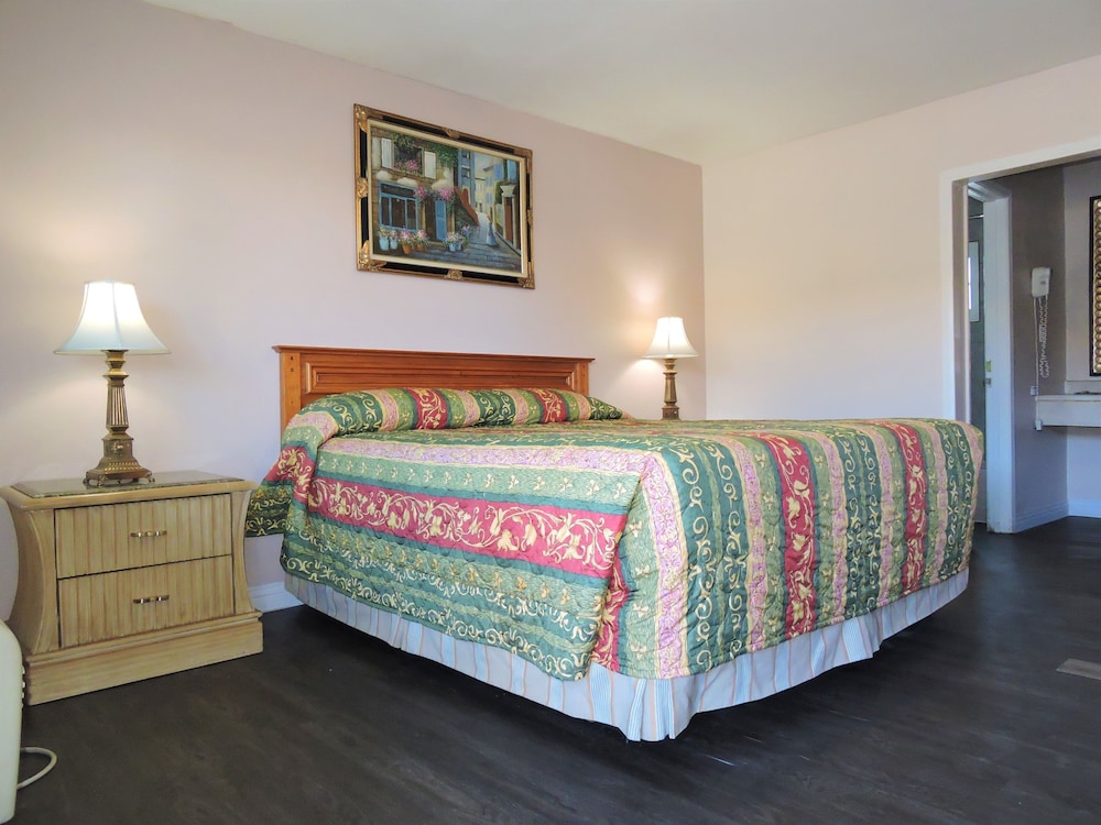 Basic Room, 1 King Bed, Smoking