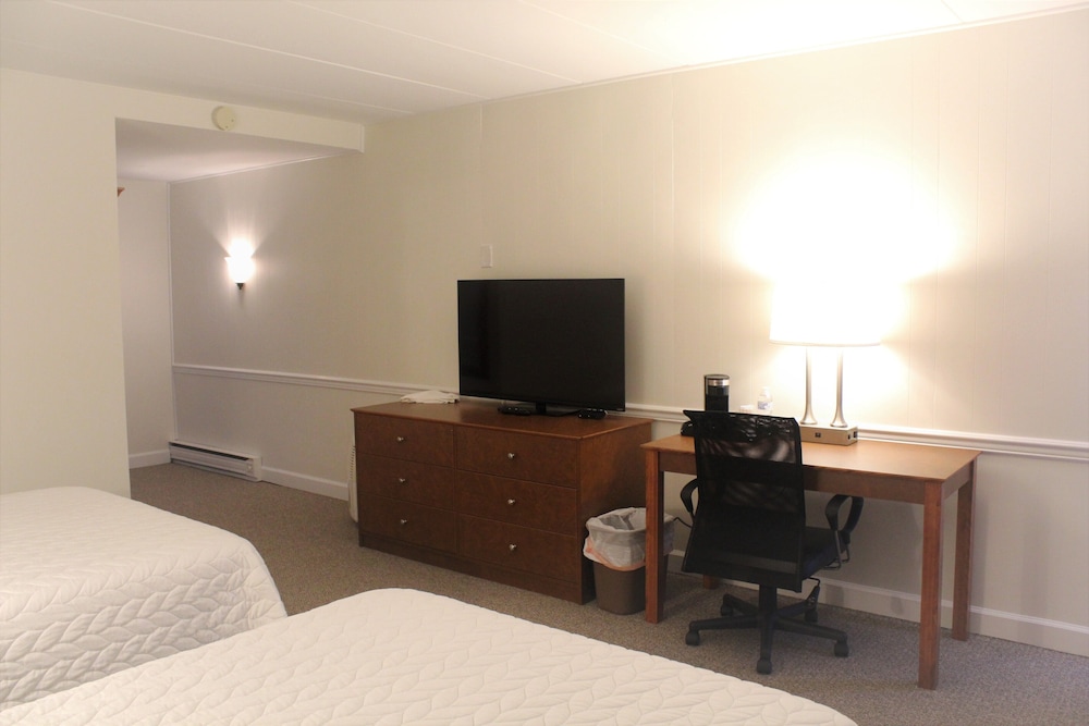 2 Double Beds, Lower Level, Mountain View photo 2
