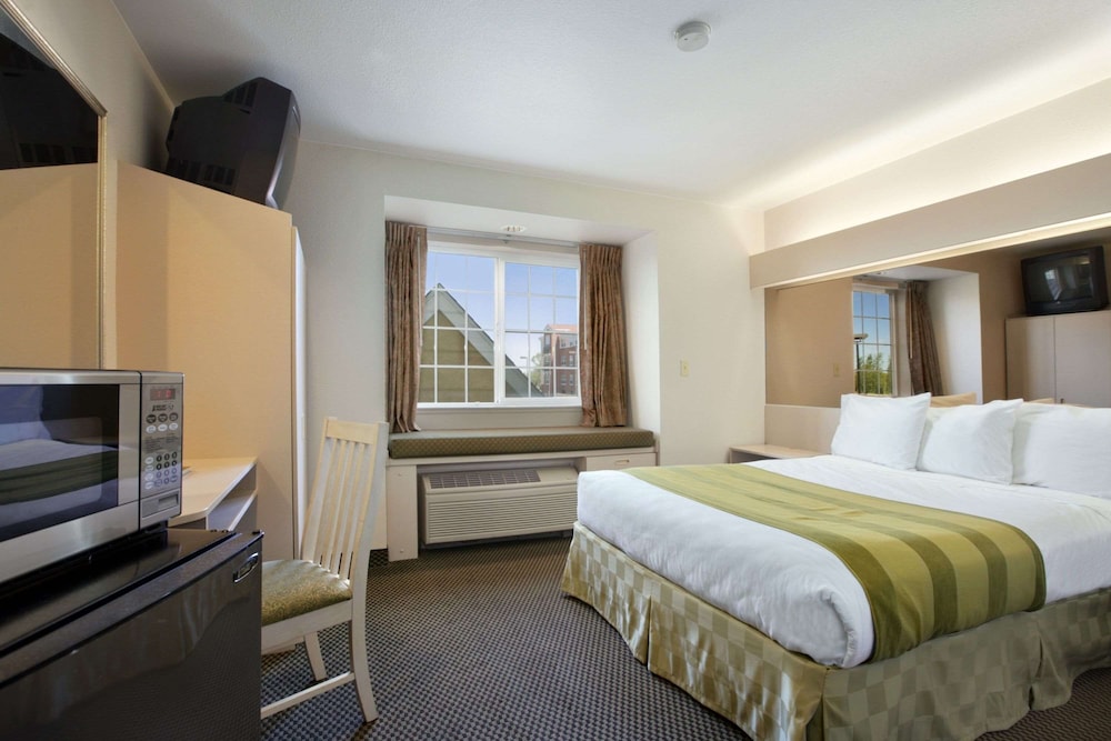 Standard Room, 1 Queen Bed - Photo 1