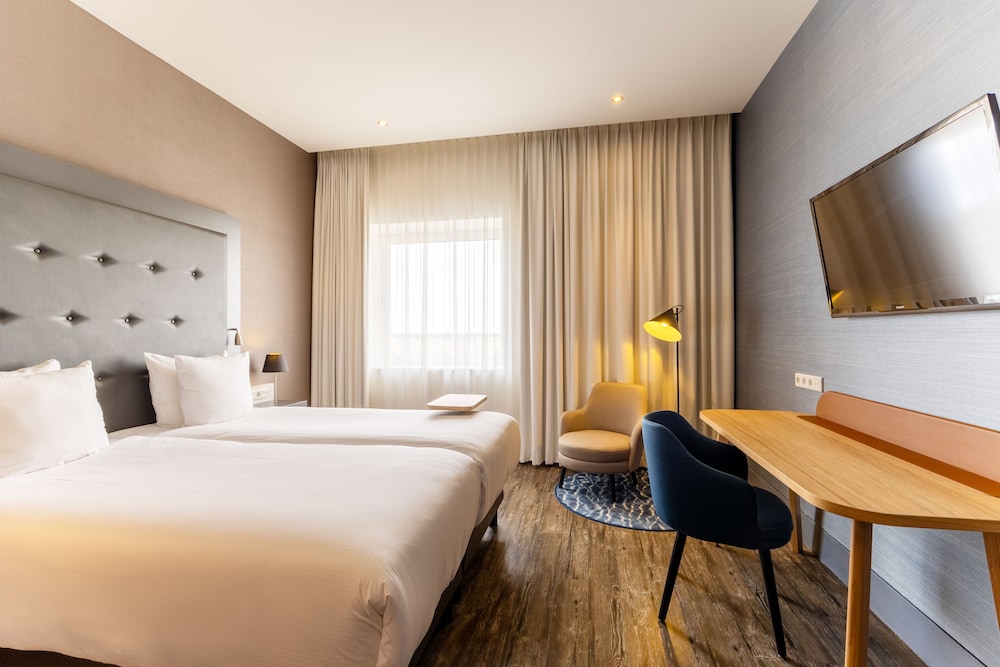 Superior Room, 1 King Bed photo 3