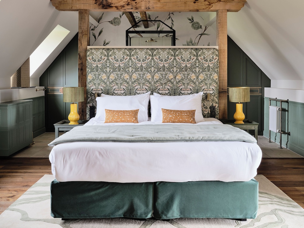 Classic Suite, 1 King Bed, Pets Not Allowed, Garden View