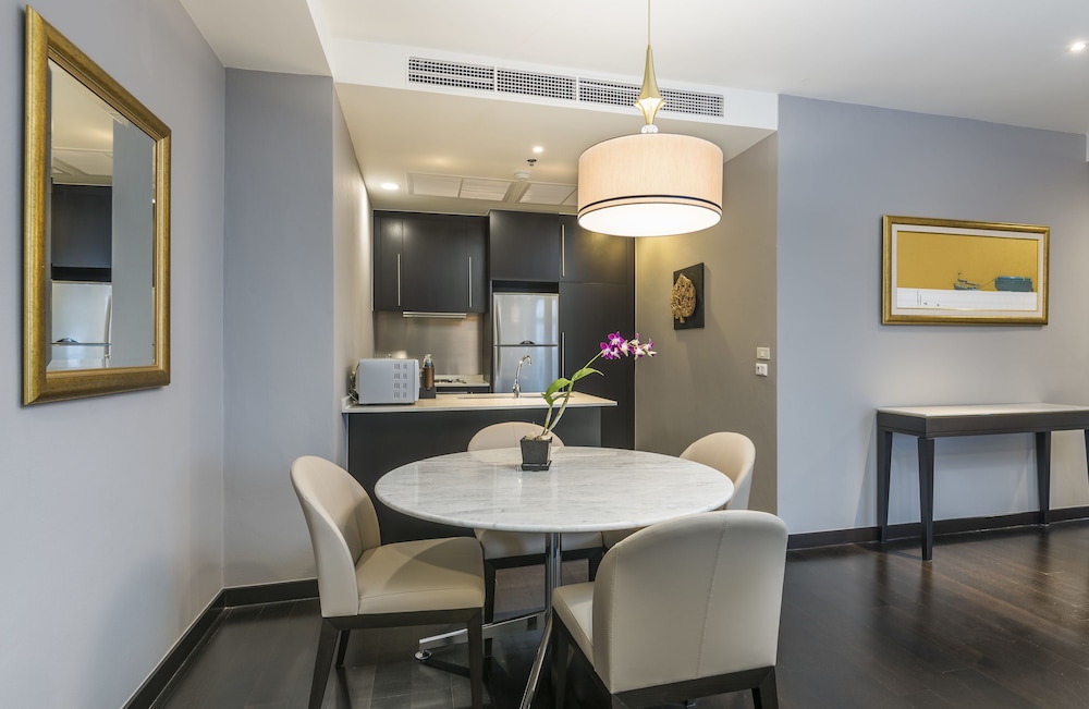 Two Bedroom Club Suite River View thumbnail 5