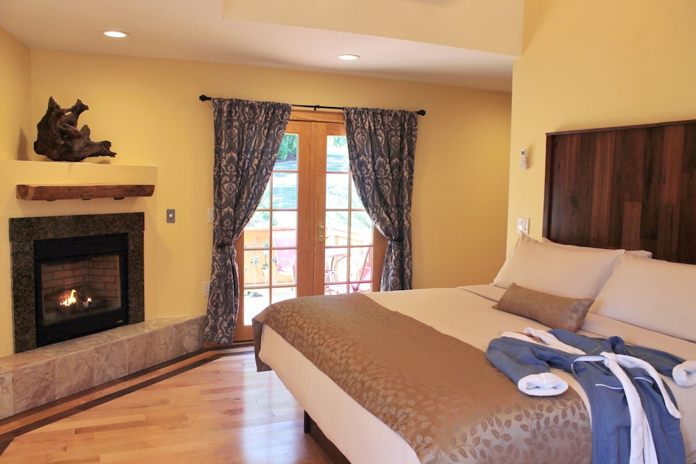 Deluxe Room, 1 King Bed, Non Smoking, Fireplace (Hummingbird Room) photo 2